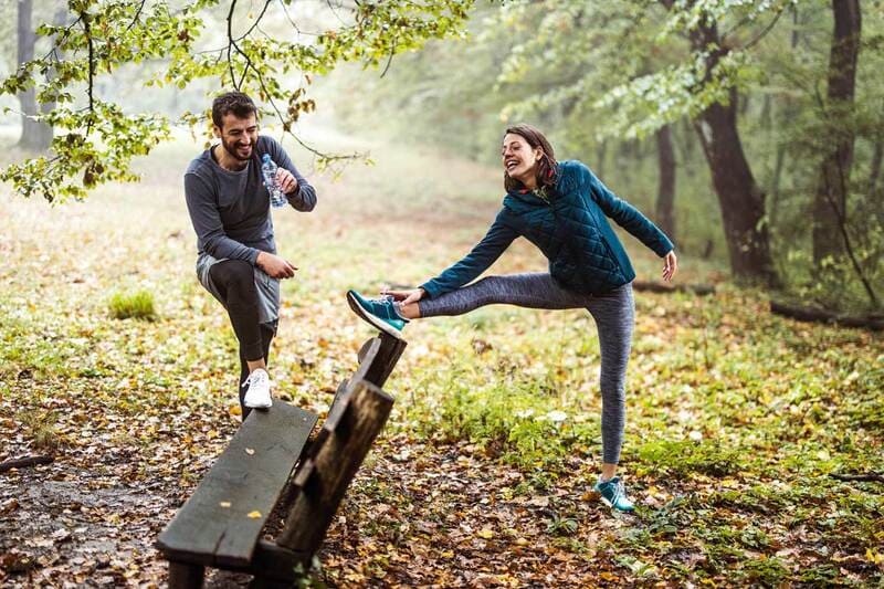 Zwei Personen laufen durch den Wald.