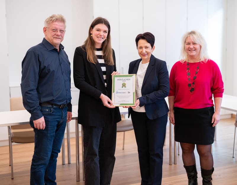 Wir überreichen auf dem Foto den Ansprechpartnern vom Klinikum Kulmbach ein Dankeschön.